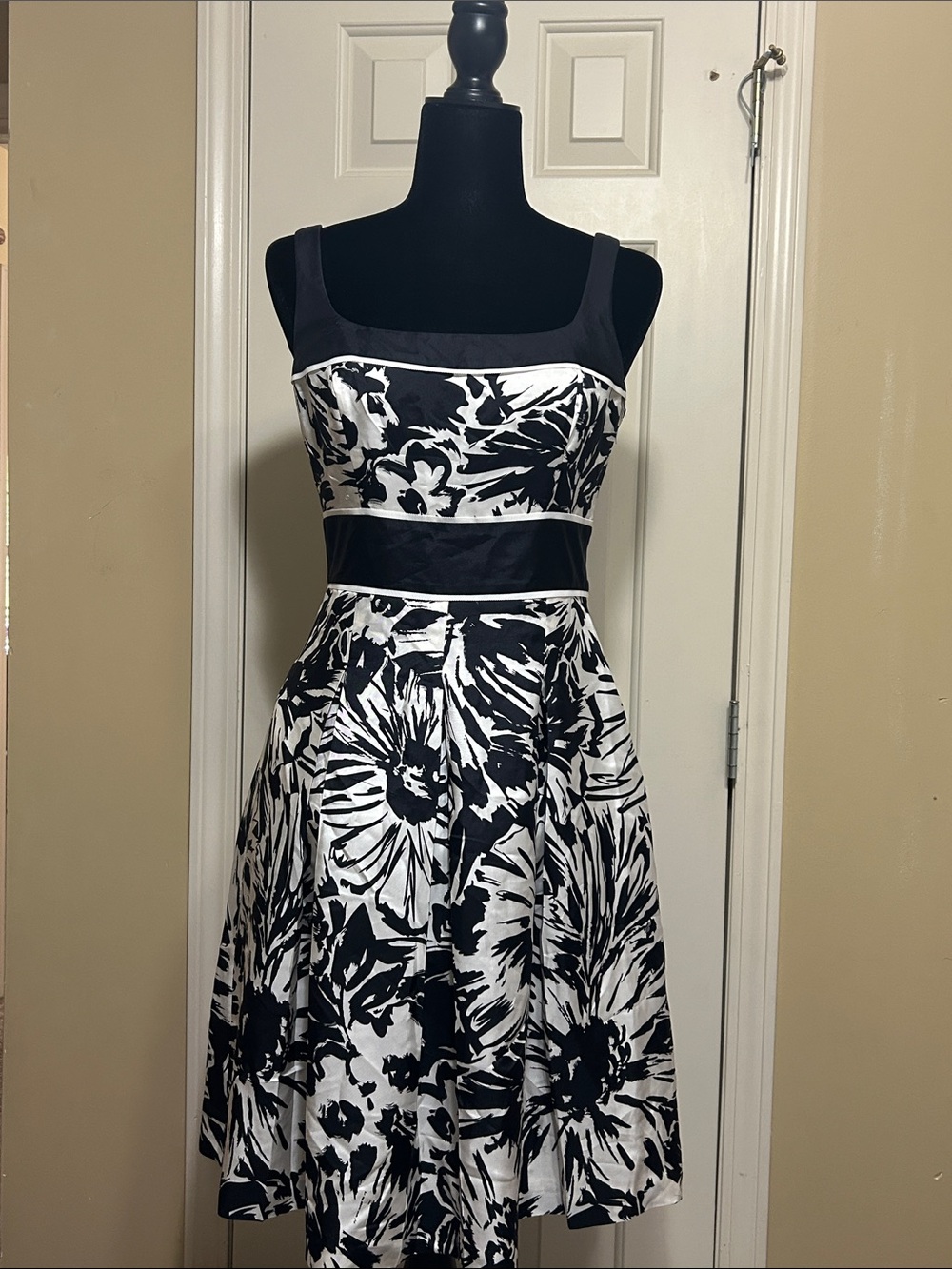White House Black Market Black and White Floral Midi Dress size 4
